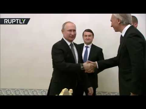 شاهد فلاديمير بوتين يلتقي رئيس الاتحاد الأوروبي لكرة القدم
