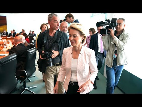 شاهد وزيرة الدفاع الألمانية تأمل بأن تصبح أول امرأة تتولى رئاسة المفوضية الأوروبية