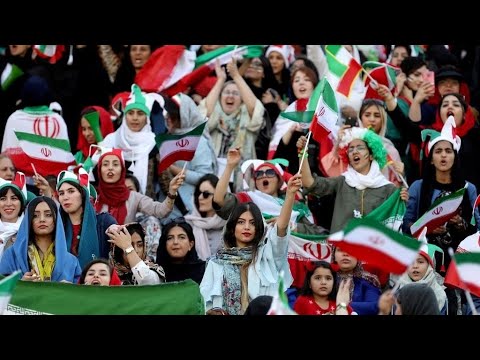 شاهد فرحة مزدوجة للإيرانيات بحضور مباراة بلادهم ضد كمبوديا