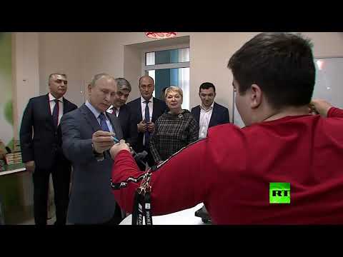 شاهد شاب يقدم للرئيس الروسي مشروع محطة طاقة كهرمائية نقالة