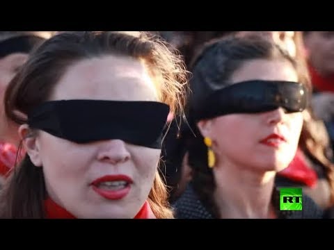 شاهد آلاف النساء في العاصمة التشيلية تصدح أصواتهن بأغنية ضد الاغتصاب