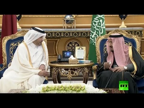 شاهد العاهل السعودي يستقبل رئيس وزراء قطر لحظة وصوله الرياض