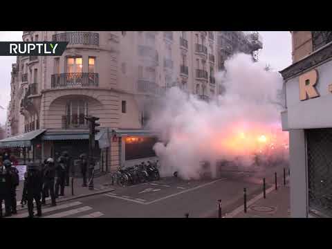 شاهد مواجهات شرسة بين قوات الشرطة والمتظاهرين في فرنسا