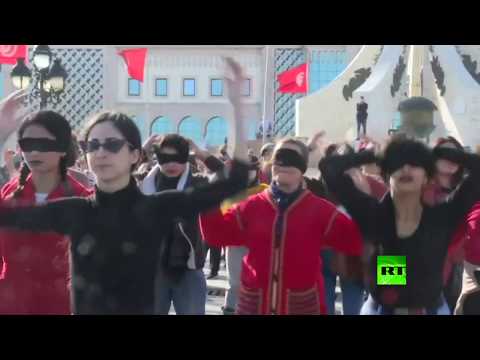 شاهد تونسيات غاضبات أمام مقر الحكومة ويرددون  المغتصب هو أنت