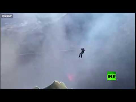 شاهد مغامر سعودي يتدلى على حبل فوق حمم بركان نشط