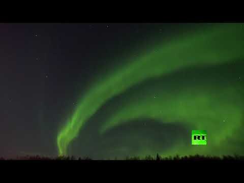 شاهد شفق قطبي يضيء شمال روسيا بالضوء الأخضر