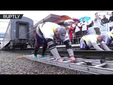 شاهد ثلاثة روس يجرون قطارًا يزن 1000 طن
