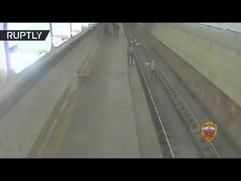 شاهد رجل يوقف قطارًا في مترو أنفاق موسكو لالتقاط صور