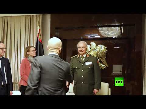 شاهد حفتر يستقبل وزير الخارجية الألماني في ضواحي بنغازي