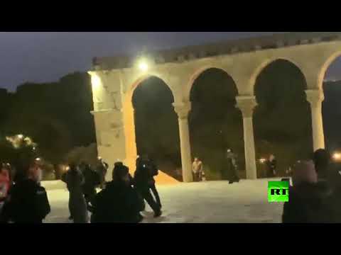 شاهد الشرطة الإسرائيلية تقتحم المسجد الأقصى