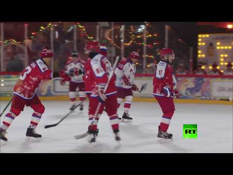 شاهد الرئيس فلاديمير بوتين يلعب بهوكي الجليد في الساحة الحمراء
