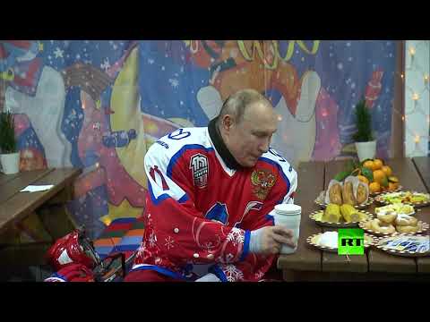 شاهد الرئيس فلاديمير بوتين يشرب من كوبه الشهير ويأكل الذرة