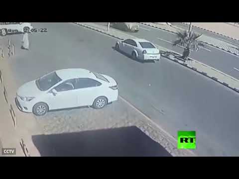 شاهد كاميرا مراقبة توثق لحظة فرار قاتل من مسرح الجريمة في السعودية