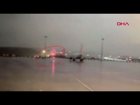شاهد لحظة انزلاق طائرة من مدرج في اسطنبول قبل انشطارها إلى جزأين