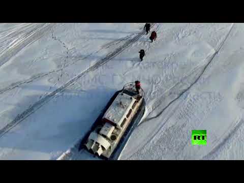 شاهد إجلاء 500 صياد عالقين على قطعة جليدية في أقصى الشرق الروسي