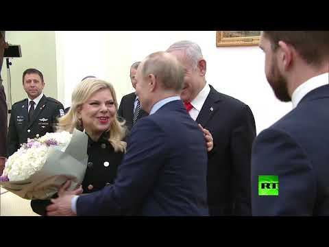 شاهد الرئيس بوتين يستقبل نتنياهو في الكرملين ويهدي باقة الزهور لزوجته سارة