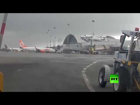 شاهد الرياح العاتية تقتلع سقف مطار في البرازيل