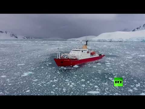 شاهد لحظة انفصال جبل جليدي هائل في أنتاركتيكا