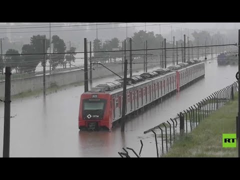 شاهد الفيضانات تغرق قطارًا في البرازيل وتتسبب في اختناقات مرورية هائلة