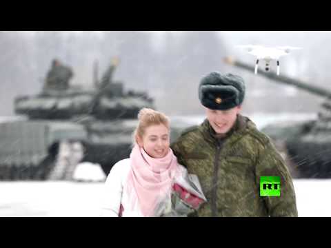 شاهد ملازم روسي يطلب يد حبيبته مدعومًا بفصيل من الدبابات