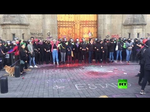 شاهد احتجاجات أمام القصر الرئاسي تطالب بوقف قتل النساء في المكسيك