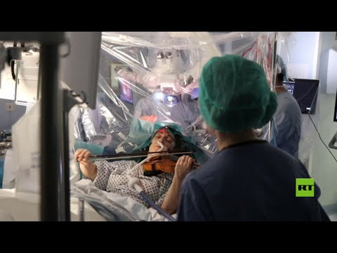 شاهد إيقاظ مريضة أثناء جراحة خطيرة في دماغها لتعزف على الكمان