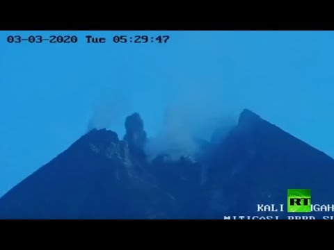 شاهد لحظة ثوران بركان في إندونيسيا