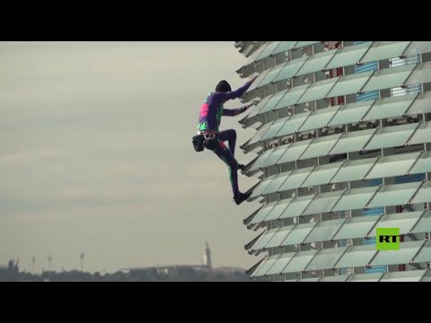 شاهد سبايدرمان الفرنسي يتسلق قمة مبنى ارتفاعه 38 طابقا في برشلونة