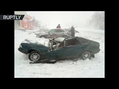 شاهد عاصفة ثلجية قوية تضرب مدينة أورال الروسية