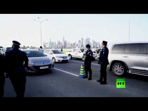 شاهد الشرطة القطرية توزع الكمامات على سائقي السيارات