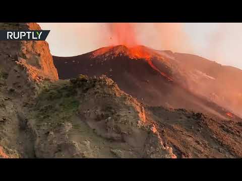 شاهد بركان سترومبولي يبدأ ثورانه من جديد ويقذف حممه في إيطاليا