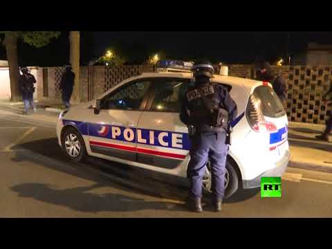 شاهد اشتباكات بين الشرطة وشباب حي فقير بضواحي باريس