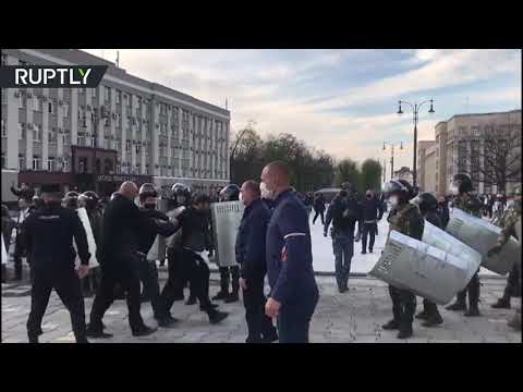 شاهد مواجهات بين الشرطة والمحتجين في فلاديقوقاز الروسية