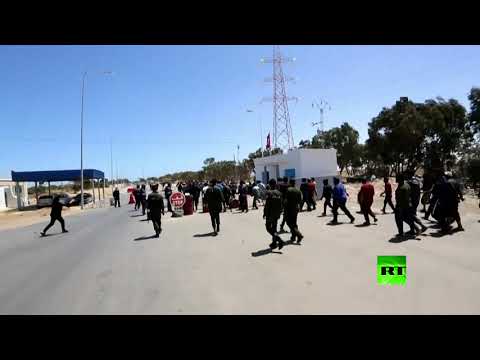 شاهد سائقو الشاحنات الليبيون يحاولون اقتحام معبر رأس جدير الحدودي
