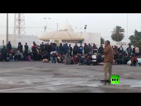 شاهد مئات التونسيين عالقون على الحدود الليبية التونسية في رأس جدير
