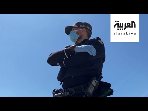 شاهد العربية تُرافق الشرطة في برشلونة أثناء تطبيق العزل الجماعي