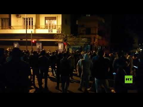شاهد المئات يتظاهرون وسط بيروت احتجاجا على السياسات المصرفية