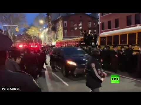 شاهد شرطة نيويورك تُفرّق مئات اليهود تحدوا حظر فيروس كورونا