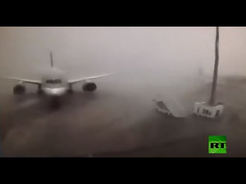 شاهد عاصفة شديدة تتسبب بتصادم طائرة بأخرى فى مطار الدوحة