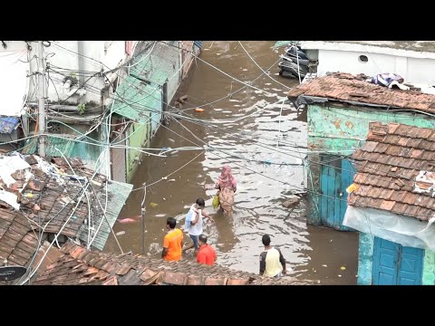 شاهد إعصار أمفان المدمر يغمر شوارع وبيوت الهنود بالمياه