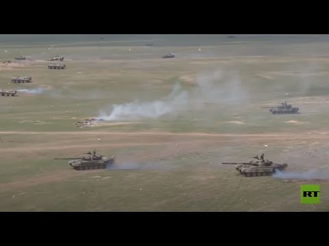 شاهد روسيا تستعرض القدرات القتالية لدبابات الجيش في ميادين القتال