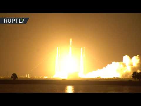 لحظة إطلاق صاروخ فالكون يحمل إلى الفضاء مجموعة أقمار ستارلينك