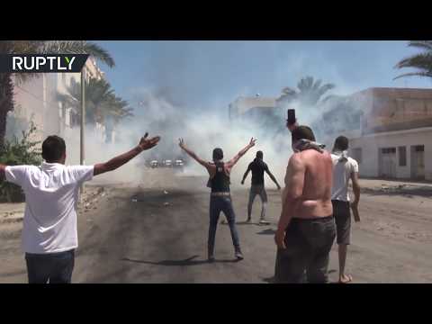 شاهد تجدد الاشتباكات بين الأمن التونسي ومتظاهرين في مدينة تطاوين