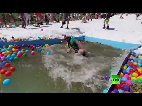 التزلج في بيكيني على ثلوج اصطناعية