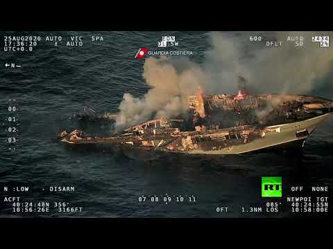 شاهد غرق سفينة قرب سواحل إيطاليا جراء اندلاع حريق فيها