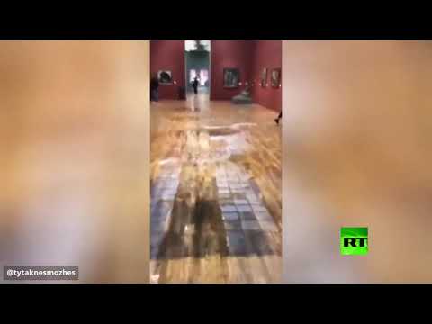 شاهد فيضان في مبنى متحف ترتياكوف الجديد في روسيا