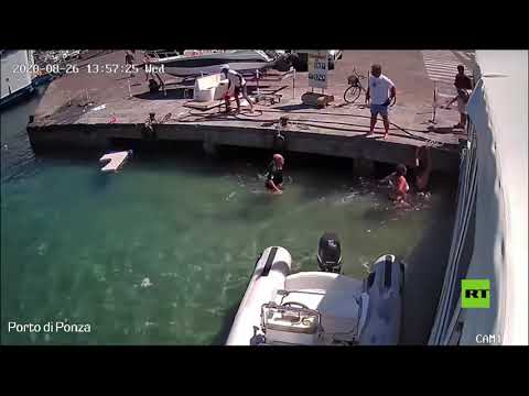 شاهد لحظة انفجار قارب في ميناء إيطالي يقذف امرأة إلى البحر
