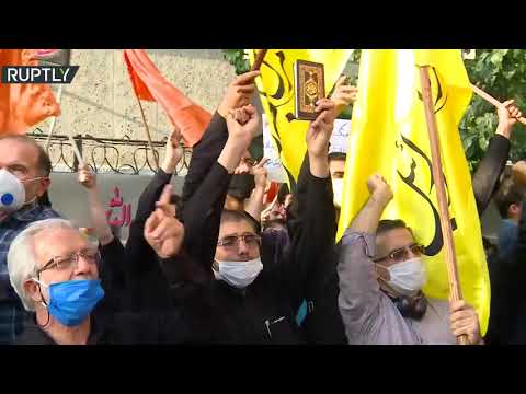 شاهد احتجاج أمام سفارة فرنسا في طهران بعد إعادة نشر رسوم مسيئة للنبي محمد