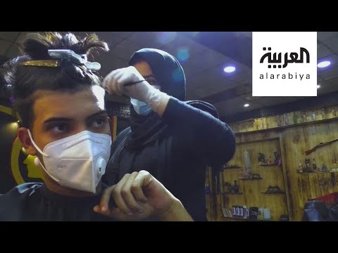 شاهد عراقية تمتهن قصّ شعر الرجال