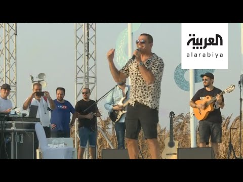 شاهد عمرو دياب يغني لرواد كروز السعودية على شاطئ الرأس الأبيض
